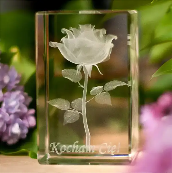 Grawerowana róża 3D wewnątrz kryształu
